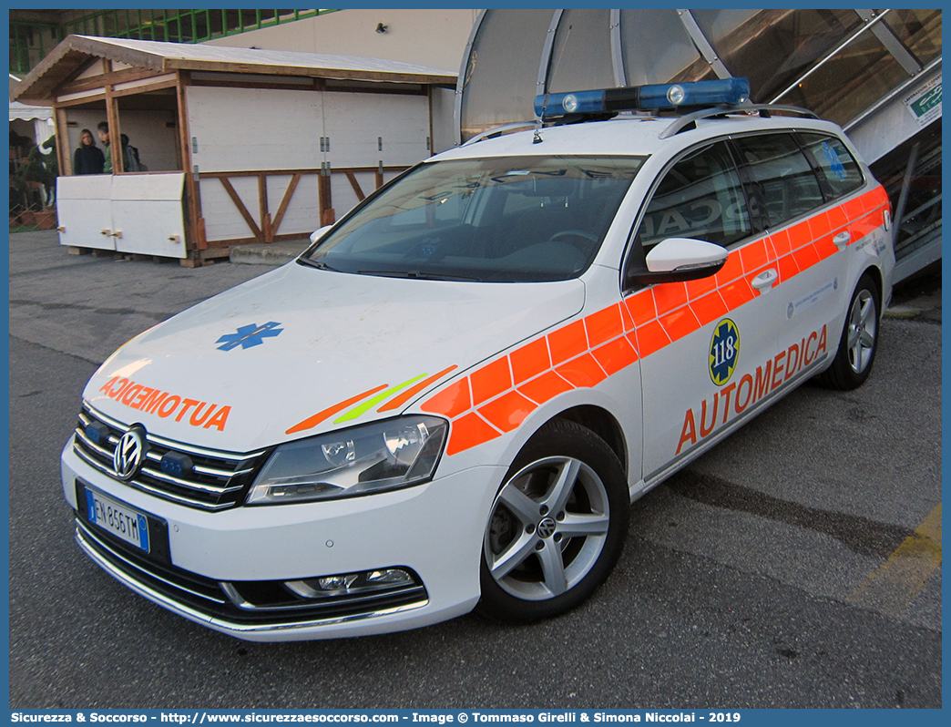 ALFA MIKE 01
SUEM 118 Verona Emergenza
Azienda ULSS 9 - Scaligera
Volkswagen Passat Variant V serie
Allestitore Polar Special Car S.n.c.
(variante)
Parole chiave: 118;Verona;Emergenza;SUEM;S.U.E.M.;Automedica;Volkswagen;Passat;Variant;Polar Special Car