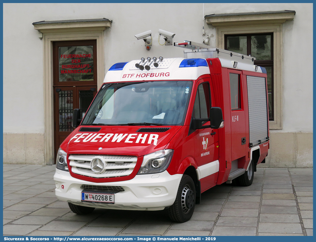 -
Republik Österreich
Feuerwher Hofburg
Mercedes Benz Sprinter II generation facelift
Conversion by Rosenbauer International A.G.
Parole chiave: Republik;Österreich;Feuerwher;Hofburg;Mercedes Benz;Sprinter;Rosenbauer