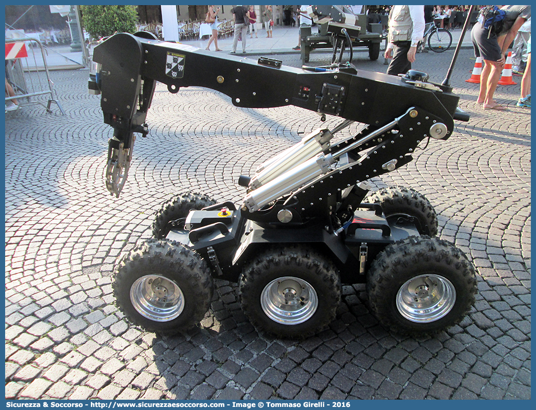 -
Aeronautica Militare Italiana
ROV - Remote Control Vehicle
Defender D2
Parole chiave: AMI;A.M.I.;Aeronautica;Militare;Italiana;Artificieri;Eod;E.O.D.;Defender;D2