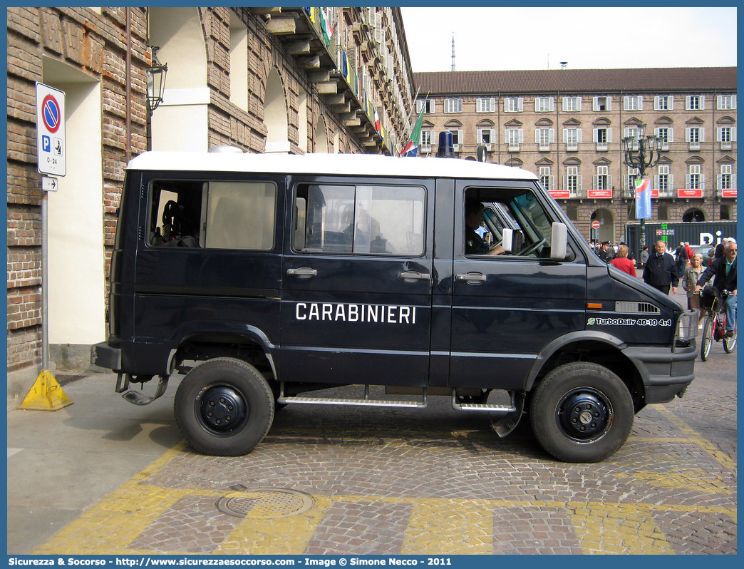 CC AB654
Arma dei Carabinieri
Battaglioni Mobili
Iveco TurboDaily 40-10 4x4 II serie
Parole chiave: CC;C.C.;Arma;dei;Carabinieri;Battaglioni;Battaglione;Mobili;Mobile;Iveco;TurboDaily;Daily;40-10;4x4;40.10;40;10;Ordine;Pubblico