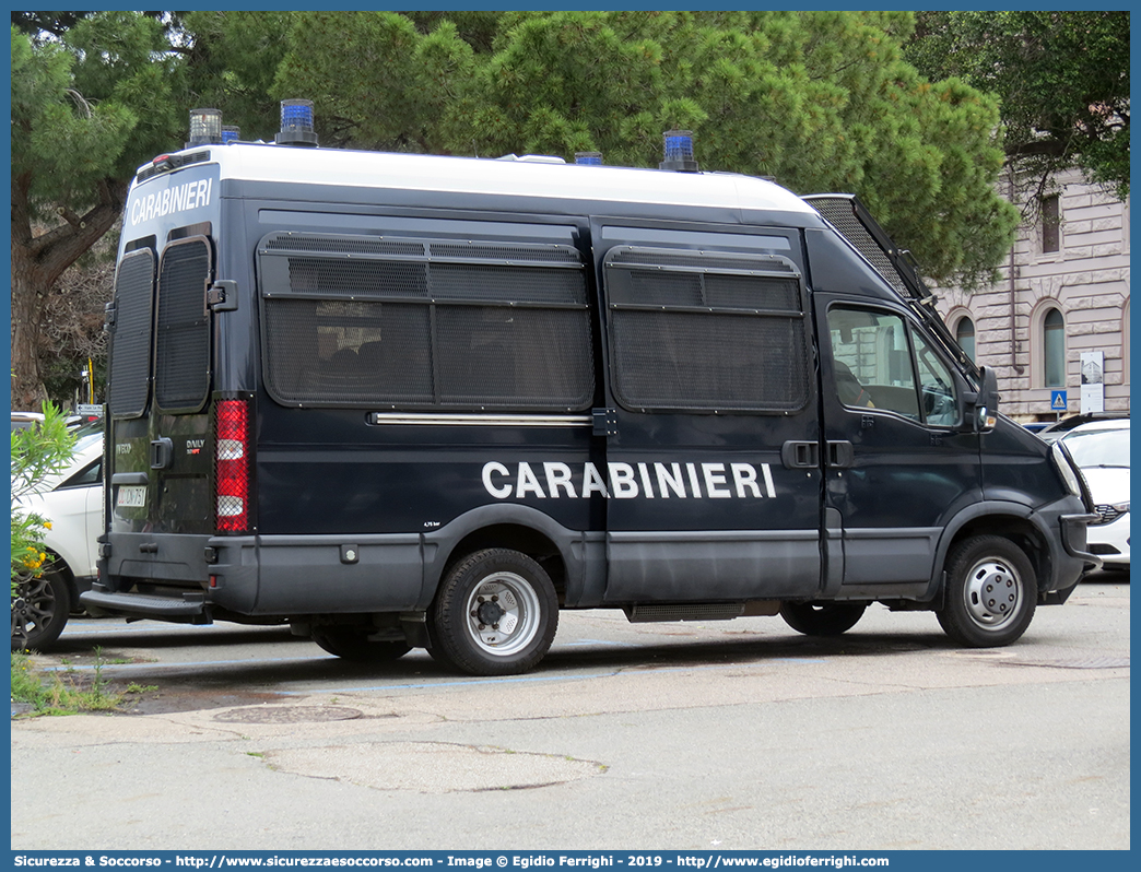 CC CN751
Arma dei Carabinieri
Battaglioni Mobili
Iveco Daily 50C18 IV serie
Parole chiave: CC;C.C.;Arma;Carabinieri;Battaglioni;Mobili;Battaglione;Mobile;Iveco;Daily;50C18;Blindato;Ordine;Pubblico