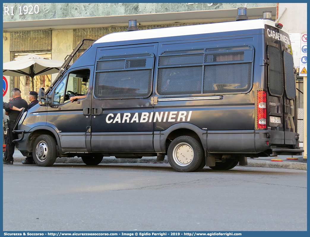 CC DF458
Arma dei Carabinieri
Battaglioni Mobili
Iveco Daily 50C17 V serie
Parole chiave: CC;C.C.;Arma;Carabinieri;Battaglioni;Mobili;Battaglione;Iveco;Daily;50C17;Blindato;Ordine;Pubblico