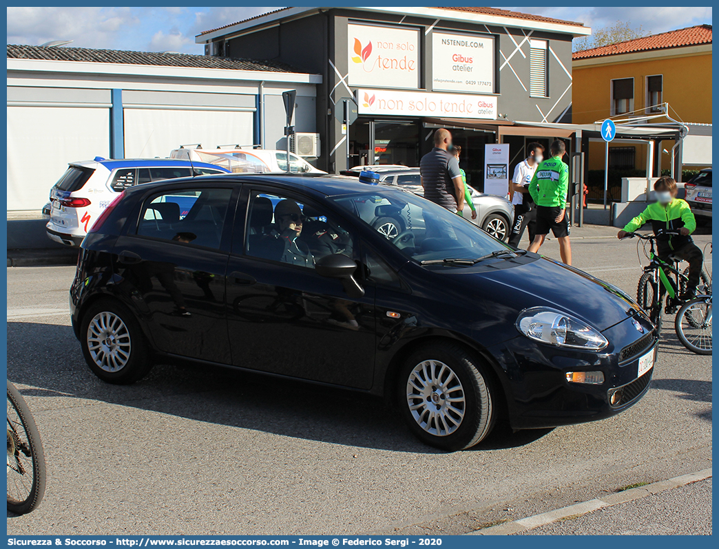 CC DU044
Arma dei Carabinieri
Fiat Punto IV serie
Parole chiave: CC;C.C.;Arma;Carabinieri;Fiat;Punto