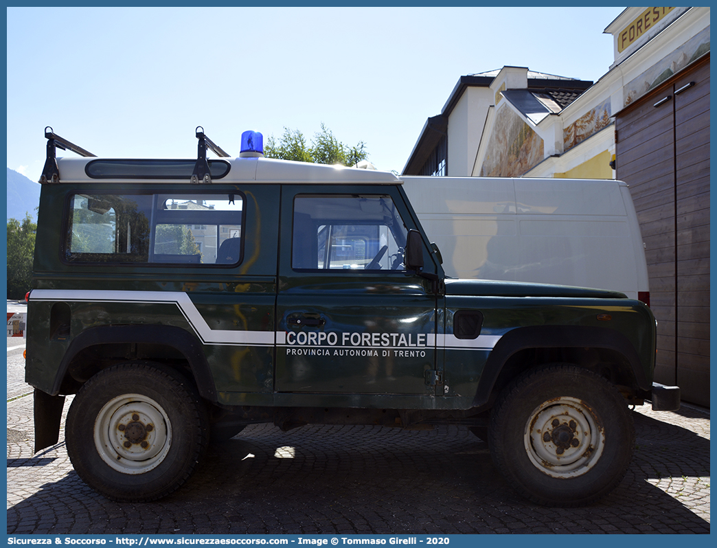 CF A10TN
Corpo Forestale
Provincia Autonoma di Trento
Land Rover Defender 90
(variante)
Parole chiave: CF;C.F.;TN;Corpo;Forestale;Trento;Trentino;Land;Rover;Defender;90