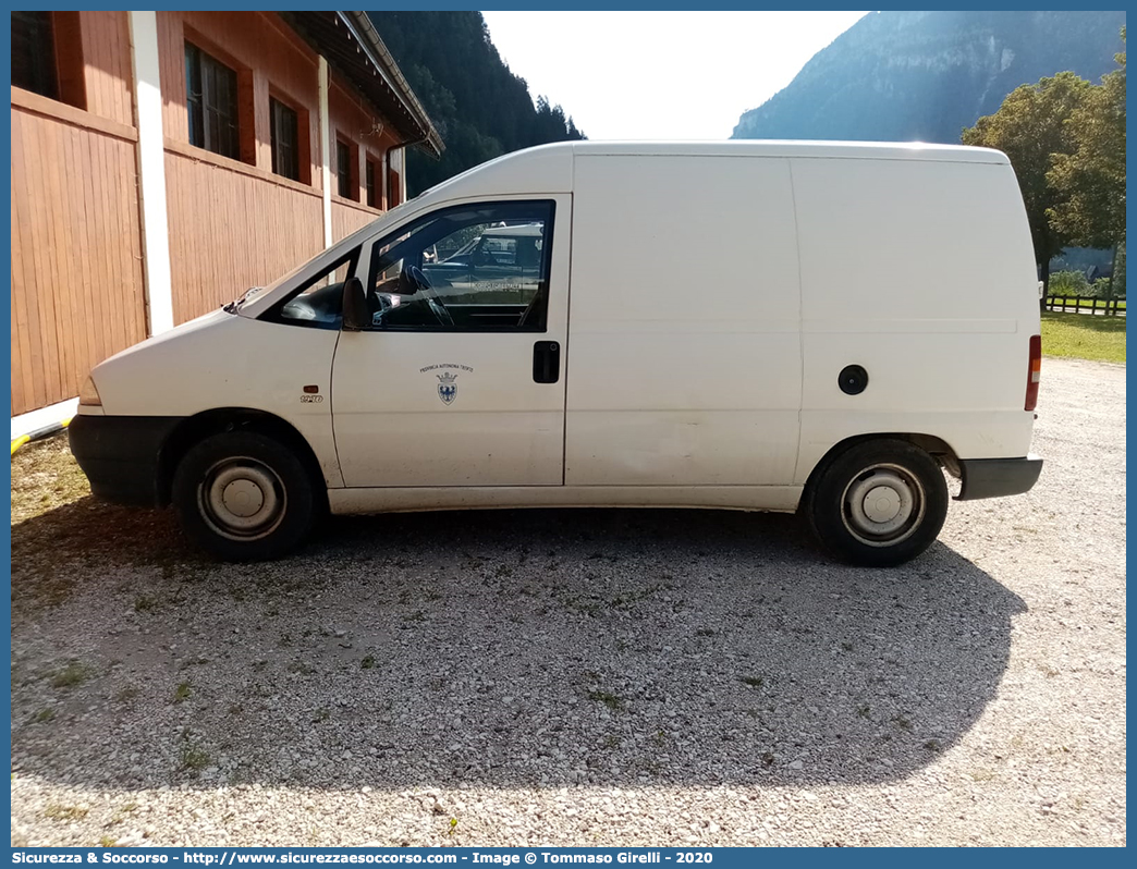 CF H73TN
Corpo Forestale
Provincia Autonoma di Trento
Fiat Scudo I serie
Parole chiave: Corpo;Forestale;Trento;CF;C.F.;TN;T.N.;Fiat;Scudo