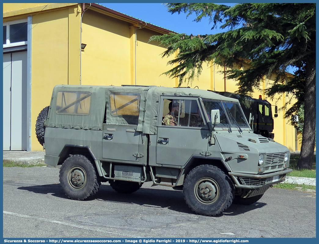 EI AX822
Esercito Italiano
Iveco VM90T
Parole chiave: EI;E.I.;Esercito;Italiano;Iveco;VM;90;T;VM90