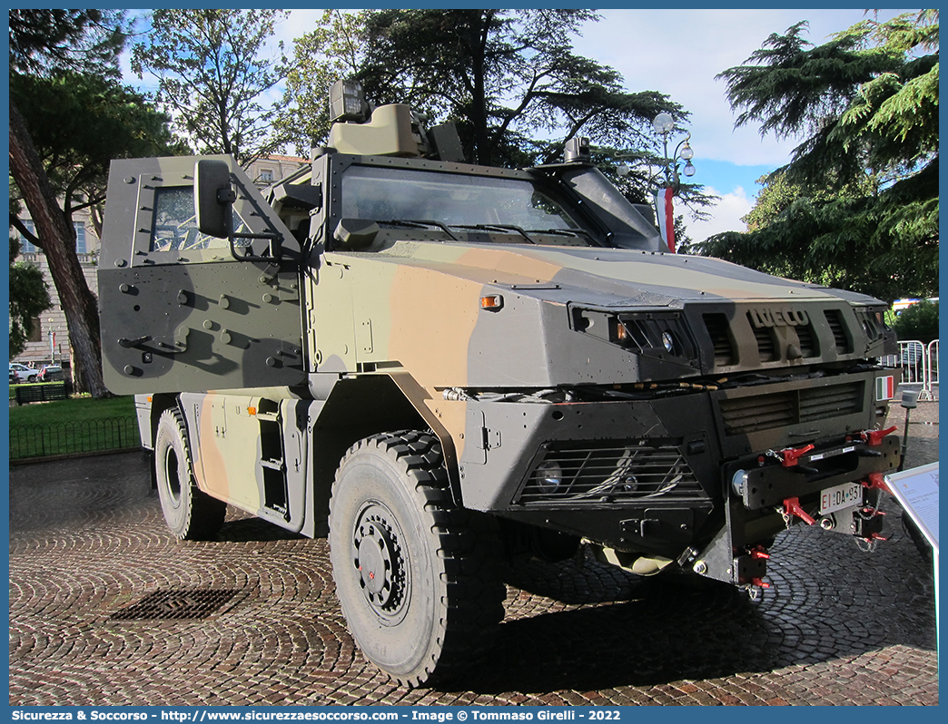 EI DA931
Esercito Italiano
Iveco VTMM "Orso"
Parole chiave: EI;E.I.;Esercito;Italiano;Iveco;VTMM;V.T.M.M.;Veicolo;Tattico;Medio;Multiruolo;Orso