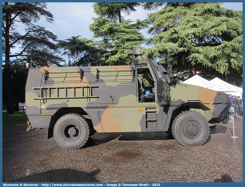 EI DA931
Esercito Italiano
Iveco VTMM "Orso"
Parole chiave: EI;E.I.;Esercito;Italiano;Iveco;VTMM;V.T.M.M.;Veicolo;Tattico;Medio;Multiruolo;Orso