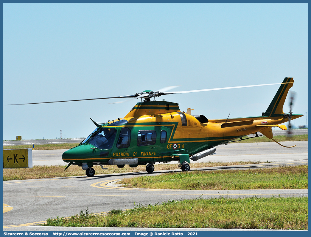 MM81702 / GF 314
Guardia di Finanza
R.O.A.N. Componente Aerea
Agusta Westland AW109N Nexus
Parole chiave: GdiF;G.D.F.;GDF;Guardia di Finanza;R.O.A.N.;ROAN;Componente Aerea;Agusta Westland;AW109N Nexus