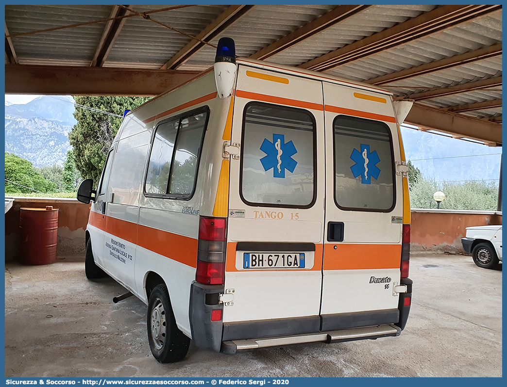 TANGO 15
SUEM 118 Verona Emergenza
Azienda ULSS 9 - Scaligera
Fiat Ducato II serie
Allestitore CEVI S.n.c.
Parole chiave: 118;Verona;Emergenza;SUEM;S.U.E.M.;ULSS;9;Scaligera;Fiat;Ducato;CEVI