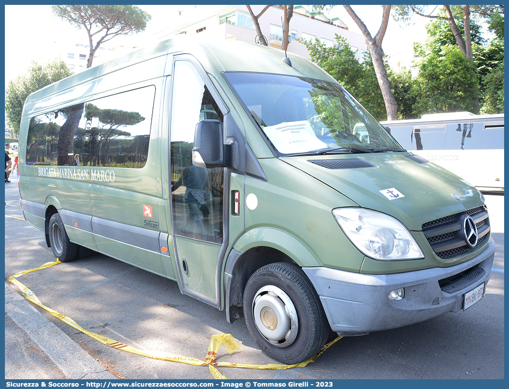 MM BK972
Marina Militare Italiana
Reggimento San Marco
Mercedes Benz Sprinter II serie
Parole chiave: MMI;M.M.I.;Marina;Militare;Italiana;Reggimento;San Marco;Mercedes Benz;Sprinter