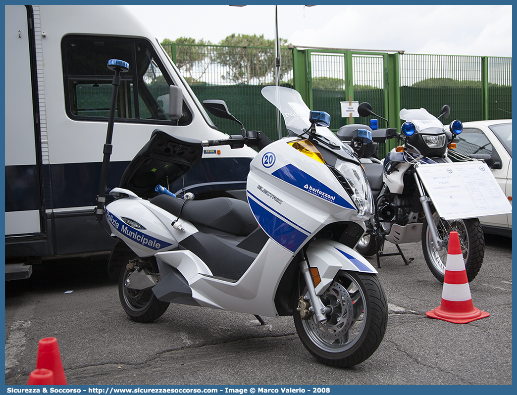 -
Polizia di Roma Capitale
Vectrix VX-1
Parole chiave: PL;P.L.;PM;P.M.;Polizia;Locale;Municipale;Roma;Capitale;Vectrix VX-1