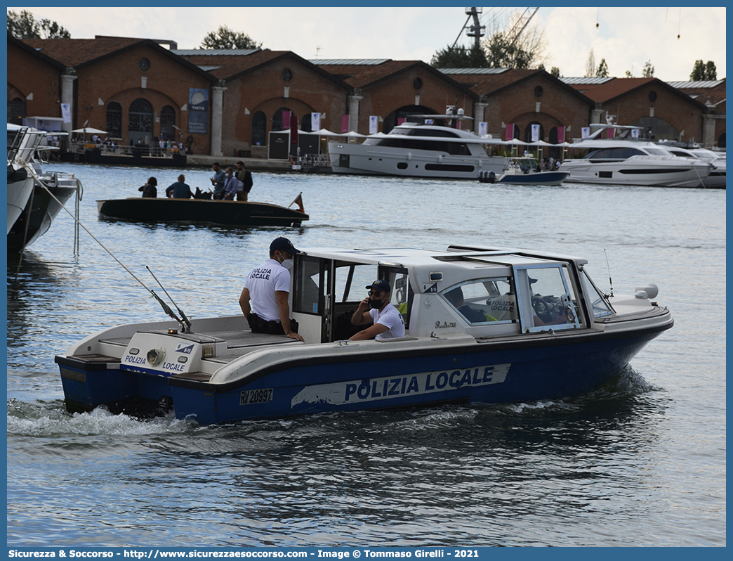 B19
Polizia Locale
Comune di Venezia
Archinautica / Starting S.r.l.
Rialto 720
Parole chiave: PL;P.L.;PM;P.M.;Polizia;Locale;Municipale;Venezia;Starting;Archinautica;Rialto;720