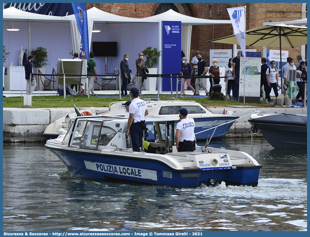 B19
Polizia Locale
Comune di Venezia
Archinautica / Starting S.r.l.
Rialto 720
Parole chiave: PL;P.L.;PM;P.M.;Polizia;Locale;Municipale;Venezia;Starting;Archinautica;Rialto;720