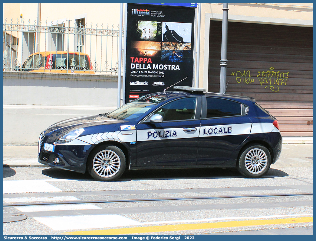 Polizia Locale YA289AF
Polizia Locale
Comune di Padova
Alfa Romeo Nuova Giulietta I serie I restyling
Allestitore All.V.In. S.r.l.
Parole chiave: PL;P.L.;PM;P.M.;Polizia;Locale;Municipale;Padova;Alfa Romeo;Nuova;Giulietta;All.V.In.