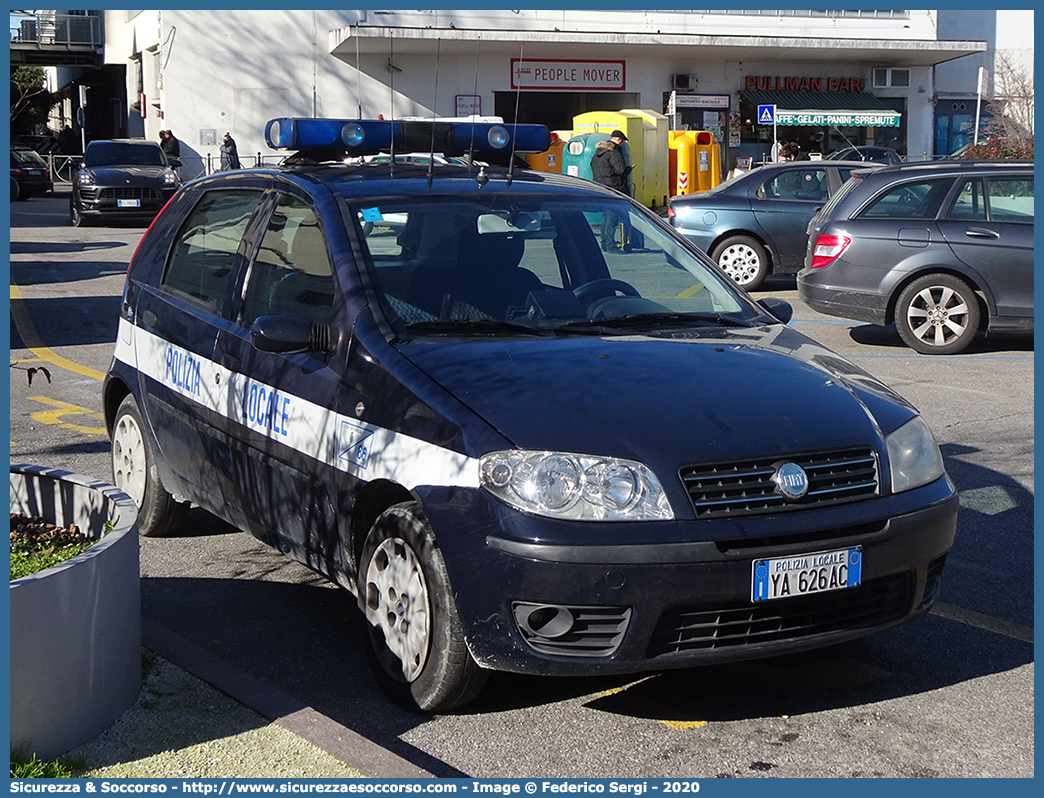 Polizia Locale YA626AC
Polizia Locale
Comune di Venezia
Fiat Punto III serie
Parole chiave: PL;P.L.;PM;P.M.;Polizia;Locale;Municipale;Venezia;Fiat;Punto