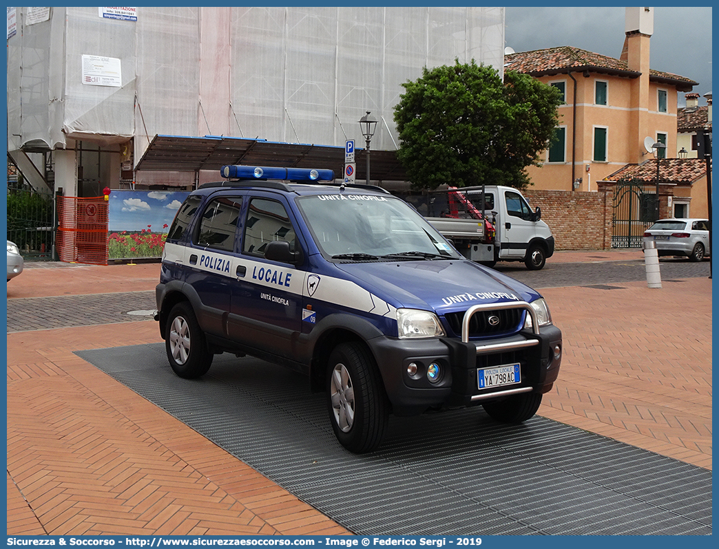 Polizia Locale YA798AC
Polizia Locale
Comune di Caorle
Daihatsu Terios II serie
Unità Cinofila
Parole chiave: PL;P.L.;PM;P.M.;Polizia;Locale;Municipale;Caorle;Daihatsu;Terios;Unità;Cinofila;Cinofili