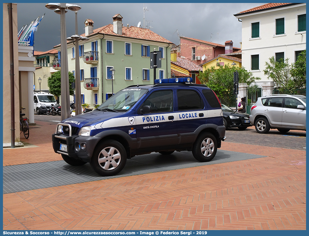 Polizia Locale YA798AC
Polizia Locale
Comune di Caorle
Daihatsu Terios II serie
Unità Cinofila
Parole chiave: PL;P.L.;PM;P.M.;Polizia;Locale;Municipale;Caorle;Daihatsu;Terios;Unità;Cinofila;Cinofili