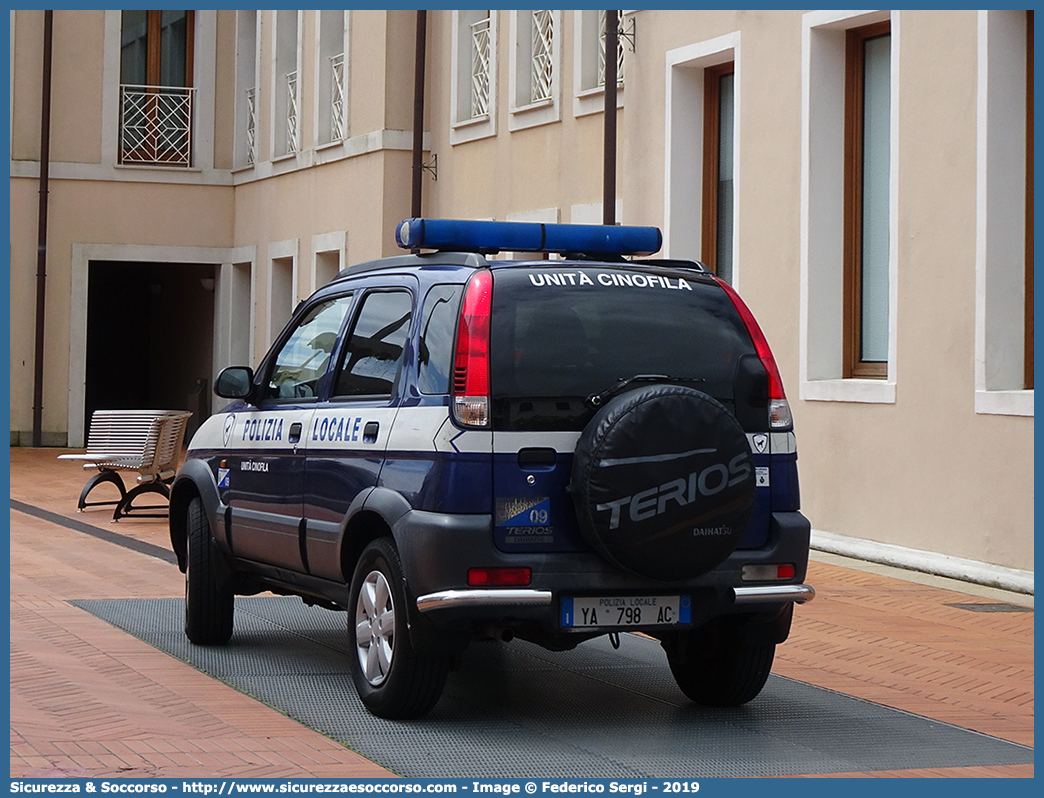 Polizia Locale YA798AC
Polizia Locale
Comune di Caorle
Daihatsu Terios II serie
Unità Cinofila
Parole chiave: PL;P.L.;PM;P.M.;Polizia;Locale;Municipale;Caorle;Daihatsu;Terios;Unità;Cinofila;Cinofili