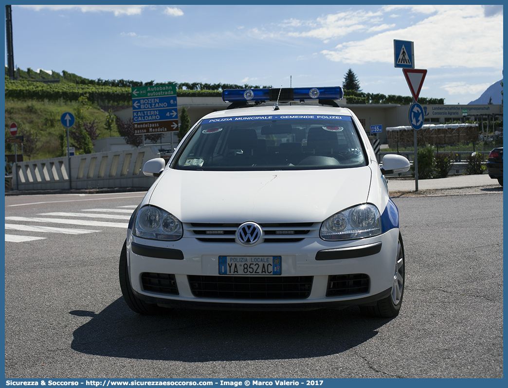 Polizia Locale YA852AC
Polizia Municipale
Comune di Appiano
sulla Strada del Vino
Volkswagen Golf V serie
Parole chiave: PL;PM;P.L.;P.M.;Polizia;Locale;Municipale;Appiano;sulla;Strada;del;Vino;Volkswagen;Golf