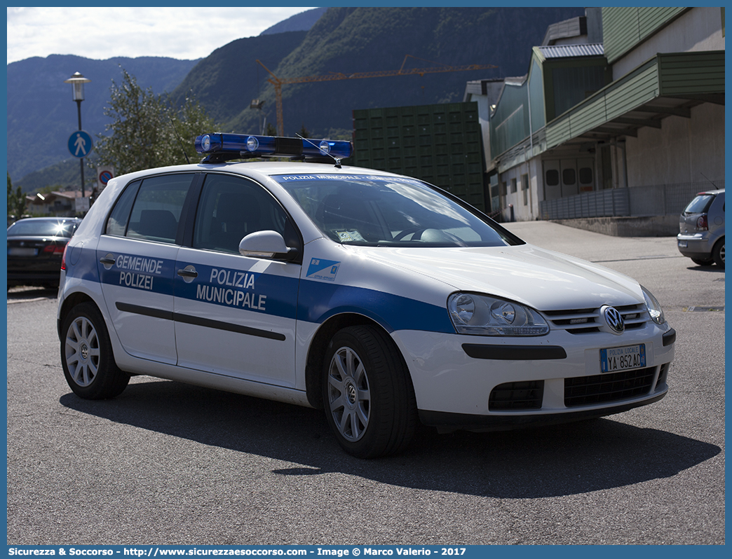 Polizia Locale YA852AC
Polizia Municipale
Comune di Appiano
sulla Strada del Vino
Volkswagen Golf V serie
Parole chiave: PL;PM;P.L.;P.M.;Polizia;Locale;Municipale;Appiano;sulla;Strada;del;Vino;Volkswagen;Golf