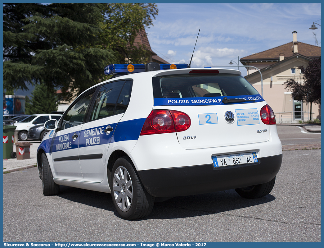 Polizia Locale YA852AC
Polizia Municipale
Comune di Appiano
sulla Strada del Vino
Volkswagen Golf V serie
Parole chiave: PL;PM;P.L.;P.M.;Polizia;Locale;Municipale;Appiano;sulla;Strada;del;Vino;Volkswagen;Golf