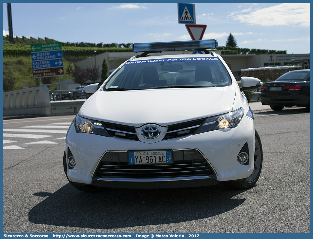 Polizia Locale YA961AC
Polizia Locale
Comune di Appiano
sulla Strada del Vino
Toyota Auris Touring Sports
Parole chiave: PL;PM;P.L.;P.M.;Polizia;Locale;Municipale;Appiano;sulla;Strada;del;Vino;Toyota;Auris;Touring;Sports