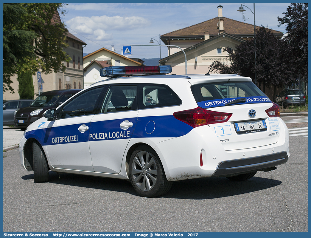 Polizia Locale YA961AC
Polizia Locale
Comune di Appiano
sulla Strada del Vino
Toyota Auris Touring Sports
Parole chiave: PL;PM;P.L.;P.M.;Polizia;Locale;Municipale;Appiano;sulla;Strada;del;Vino;Toyota;Auris;Touring;Sports