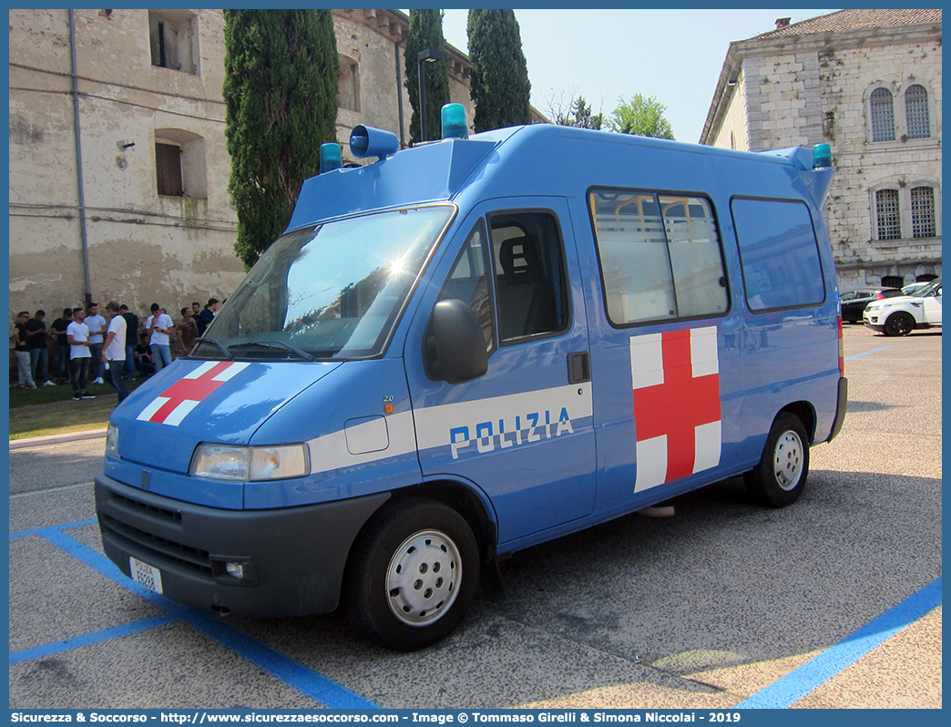 Polizia E6288
Polizia di Stato
Servizio Sanitario
Fiat Ducato II serie
Parole chiave: PS;P.S.;Polizia;di;Stato;Pubblica;Sicurezza;Servizio;Sanitario;Fiat;Ducato;Savio;Boneschi