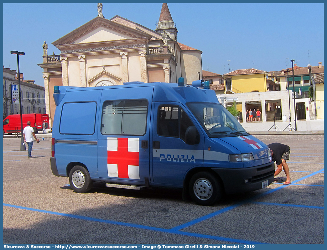 Polizia E6288
Polizia di Stato
Servizio Sanitario
Fiat Ducato II serie
Parole chiave: PS;P.S.;Polizia;di;Stato;Pubblica;Sicurezza;Servizio;Sanitario;Fiat;Ducato;Savio;Boneschi