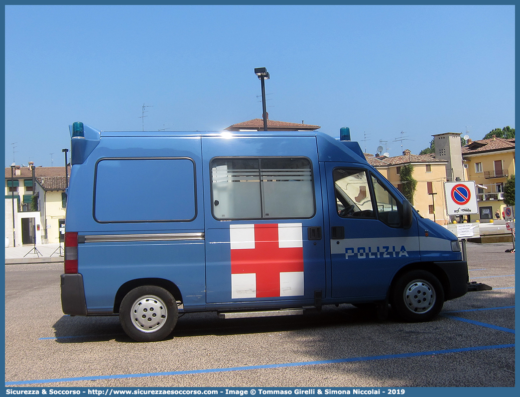 Polizia E6288
Polizia di Stato
Servizio Sanitario
Fiat Ducato II serie
Parole chiave: PS;P.S.;Polizia;di;Stato;Pubblica;Sicurezza;Servizio;Sanitario;Fiat;Ducato;Savio;Boneschi