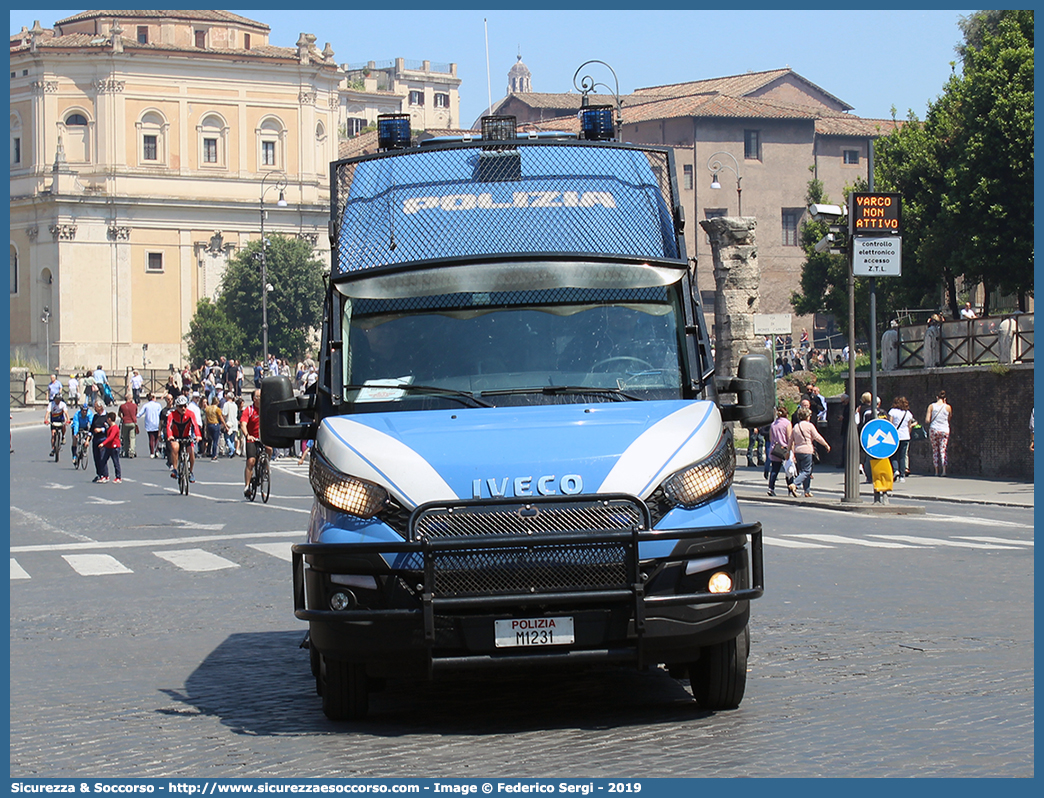 Polizia M1231
Polizia di Stato
Reparto Mobile
Iveco Daily 50C17 VI serie
Allestitore Sperotto S.p.A.
Parole chiave: PS;P.S.;Polizia;di;Stato;Reparto;Mobile;Iveco;Daily;50C17;Sperotto