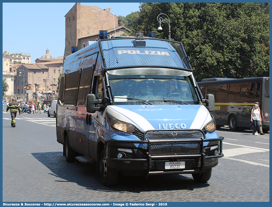 Polizia M1231
Polizia di Stato
Reparto Mobile
Iveco Daily 50C17 VI serie
Allestitore Sperotto S.p.A.
Parole chiave: PS;P.S.;Polizia;di;Stato;Reparto;Mobile;Iveco;Daily;50C17;Sperotto