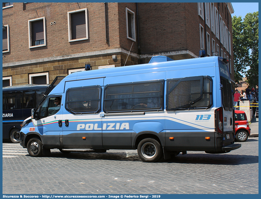 Polizia M1231
Polizia di Stato
Reparto Mobile
Iveco Daily 50C17 VI serie
Allestitore Sperotto S.p.A.
Parole chiave: PS;P.S.;Polizia;di;Stato;Reparto;Mobile;Iveco;Daily;50C17;Sperotto