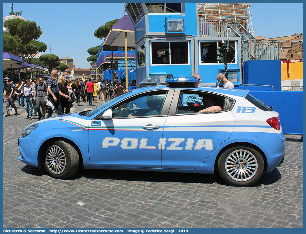 Polizia M1443
Polizia di Stato
Squadra Volante
Alfa Romeo Nuova Giulietta
I serie I restyling
Allestitore Nuova Carrozzeria Torinese S.r.l.
Parole chiave: PS;P.S.;Polizia;di;Stato;Pubblica;Sicurezza;Squadra;Volante;Alfa;Romeo;Nuova;Giulietta