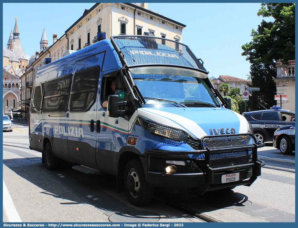 Polizia M1609
Polizia di Stato
Reparto Mobile
Iveco Daily 50C17 VI serie restyling
Allestitore Sperotto S.p.A.
Parole chiave: PS;P.S.;Polizia;di;Stato;Reparto;Mobile;Iveco;Daily;50C17;Sperotto