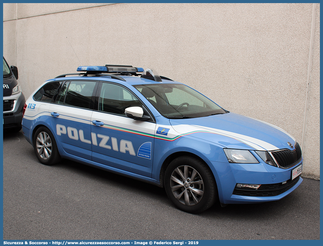 Polizia M3663
Polizia di Stato
Polizia Stradale
Autovia Padana
Skoda Octavia Wagon V serie
Allestitore Focaccia Group S.r.l.
Parole chiave: PS;P.S.;Polizia;di;Stato;Stradale;Autostradale;Autovia;Padana;Skoda;Octavia;Wagon;Focaccia