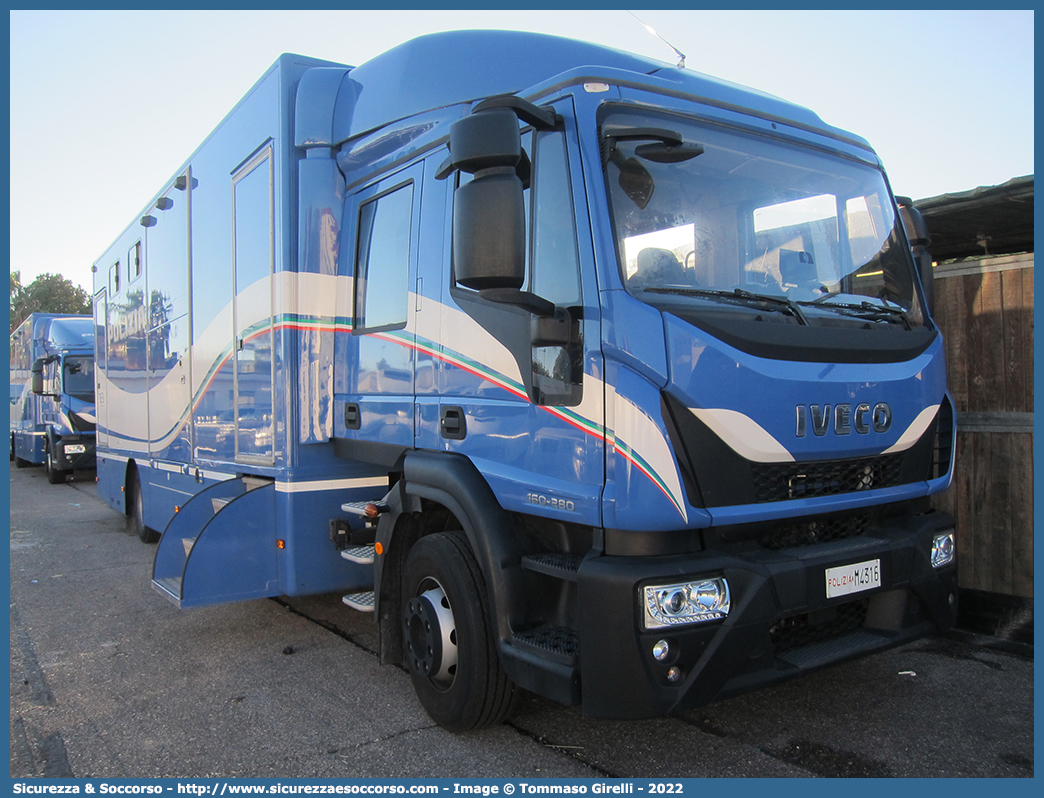 Polizia M4316
Polizia di Stato
Polizia a Cavallo
Iveco EuroCargo 160-280 IV serie
Allestitore Valli S.r.l.
Parole chiave: PS;P.S.;Polizia;di;Stato;Trasporto;Cavallo;Cavalli;Iveco;EuroCargo;160E28;160-280;Valli