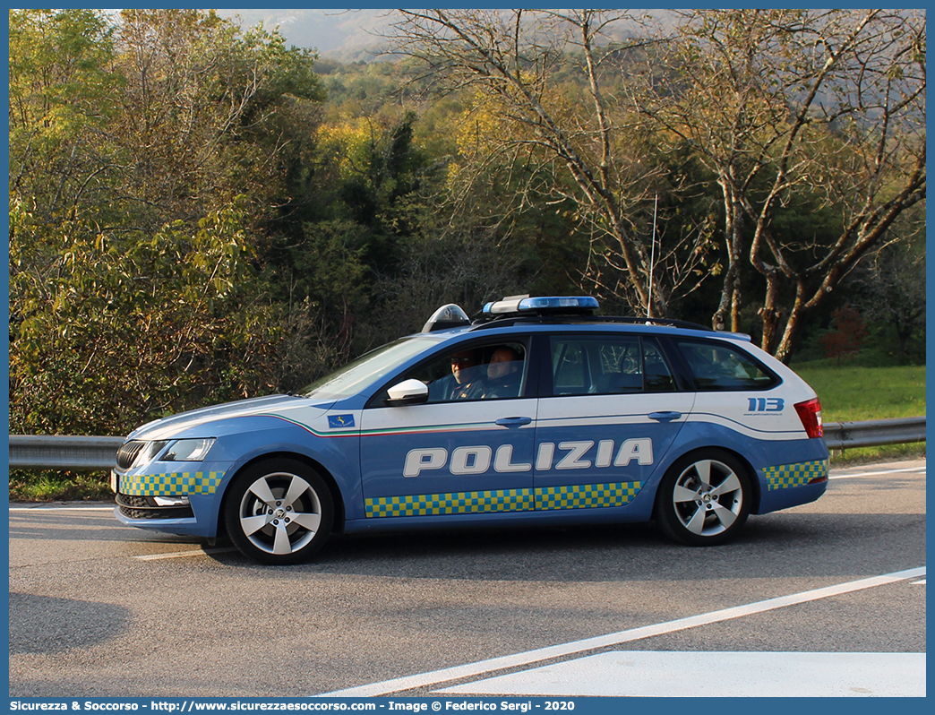 Polizia M4705
Polizia di Stato
Polizia Stradale
Skoda Octavia Wagon V serie
Allestitore Focaccia Group S.r.l.
Parole chiave: PS;P.S.;Polizia;di;Stato;Stradale;Skoda;Octavia;Focaccia