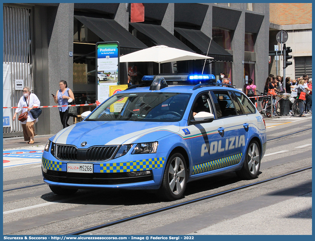 Polizia M5266
Polizia di Stato
Polizia Stradale
Skoda Octavia Wagon V serie
Allestitore Focaccia Group S.r.l.
Parole chiave: PS;P.S.;Polizia;di;Stato;Stradale;Skoda;Octavia;Focaccia