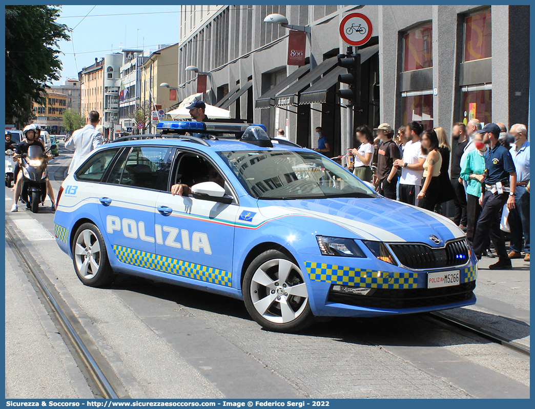 Polizia M5266
Polizia di Stato
Polizia Stradale
Skoda Octavia Wagon V serie
Allestitore Focaccia Group S.r.l.
Parole chiave: PS;P.S.;Polizia;di;Stato;Stradale;Skoda;Octavia;Focaccia