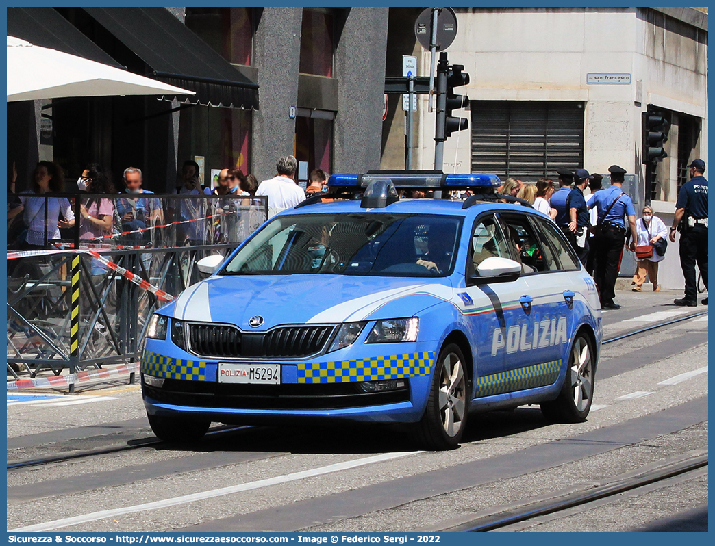 Polizia M5294
Polizia di Stato
Polizia Stradale
Skoda Octavia Wagon V serie
Allestitore Focaccia Group S.r.l.
Parole chiave: PS;P.S.;Polizia;di;Stato;Stradale;Skoda;Octavia;Focaccia