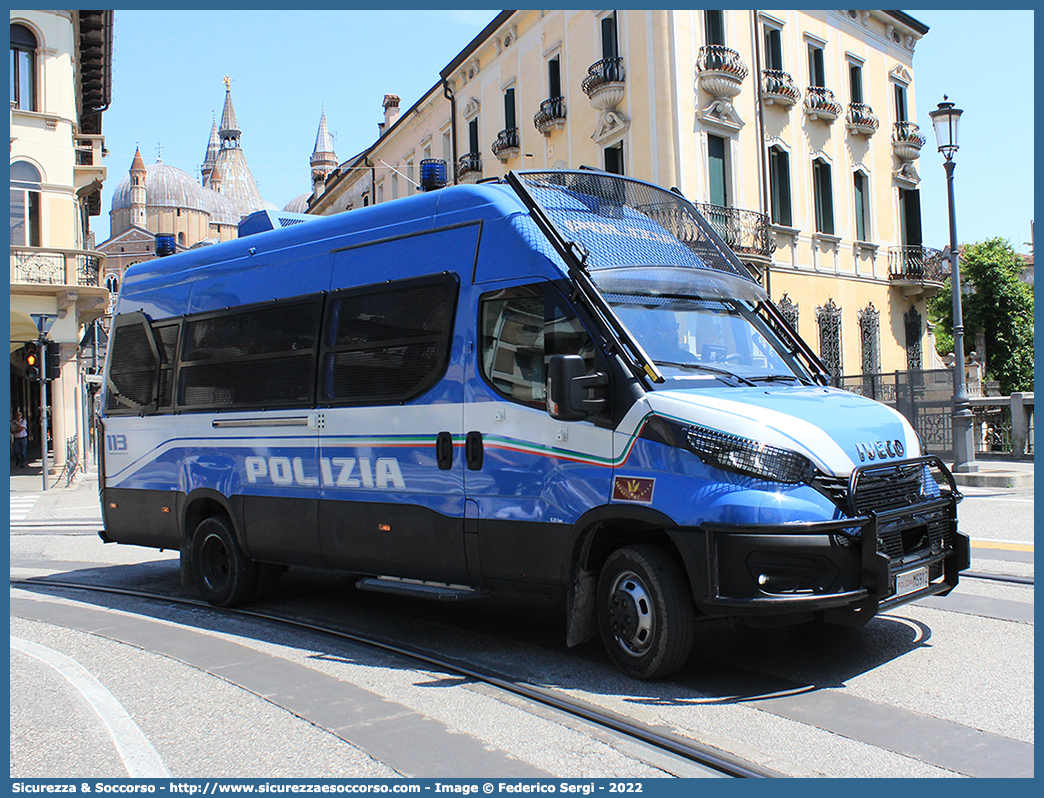 Polizia M5912
Polizia di Stato
Reparto Mobile
Iveco Daily 50C17 VI serie restyling
Allestitore Sperotto S.p.A.
Parole chiave: PS;P.S.;Polizia;di;Stato;Reparto;Mobile;Iveco;Daily;50C17;Sperotto