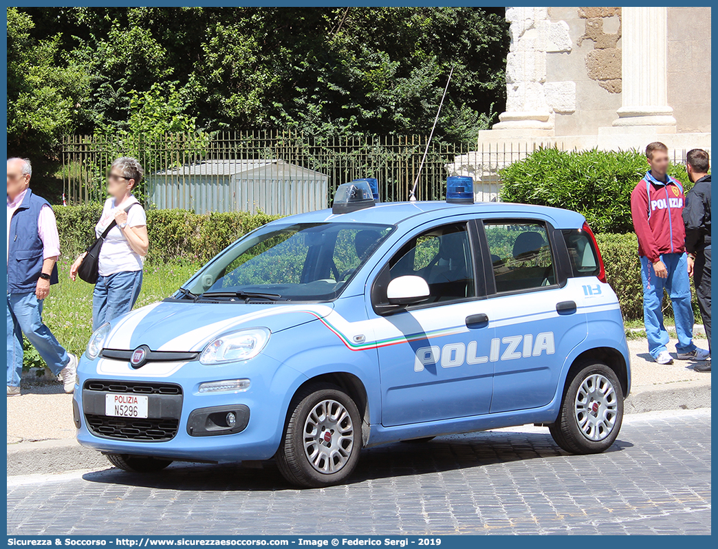 Polizia N5296
Polizia di Stato
Fiat Nuova Panda II serie
Allestitore Focaccia Group S.r.l.
(II fornitura)
Parole chiave: PS;P.S.;Polizia;di;Stato;Polizia;Fiat;Nuova;Panda;Focaccia