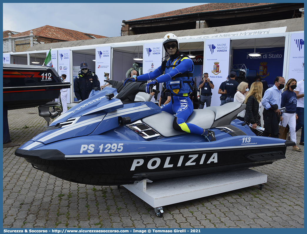 PS 1295
Polizia di Stato
Polizia del Mare
Yamaha SeaDoo
Parole chiave: PS;P.S.;Polizia;di;Stato;Pubblica;Sicurezza;del Mare;Seadoo;Yamaha