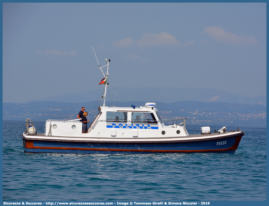 PS 433
Polizia di Stato
Polizia del Mare
Nelson Launch
Parole chiave: PS;P.S.;Pubblica;Sicurezza;Polizia;di;Stato;del;Mare;Nelson;Launch;433