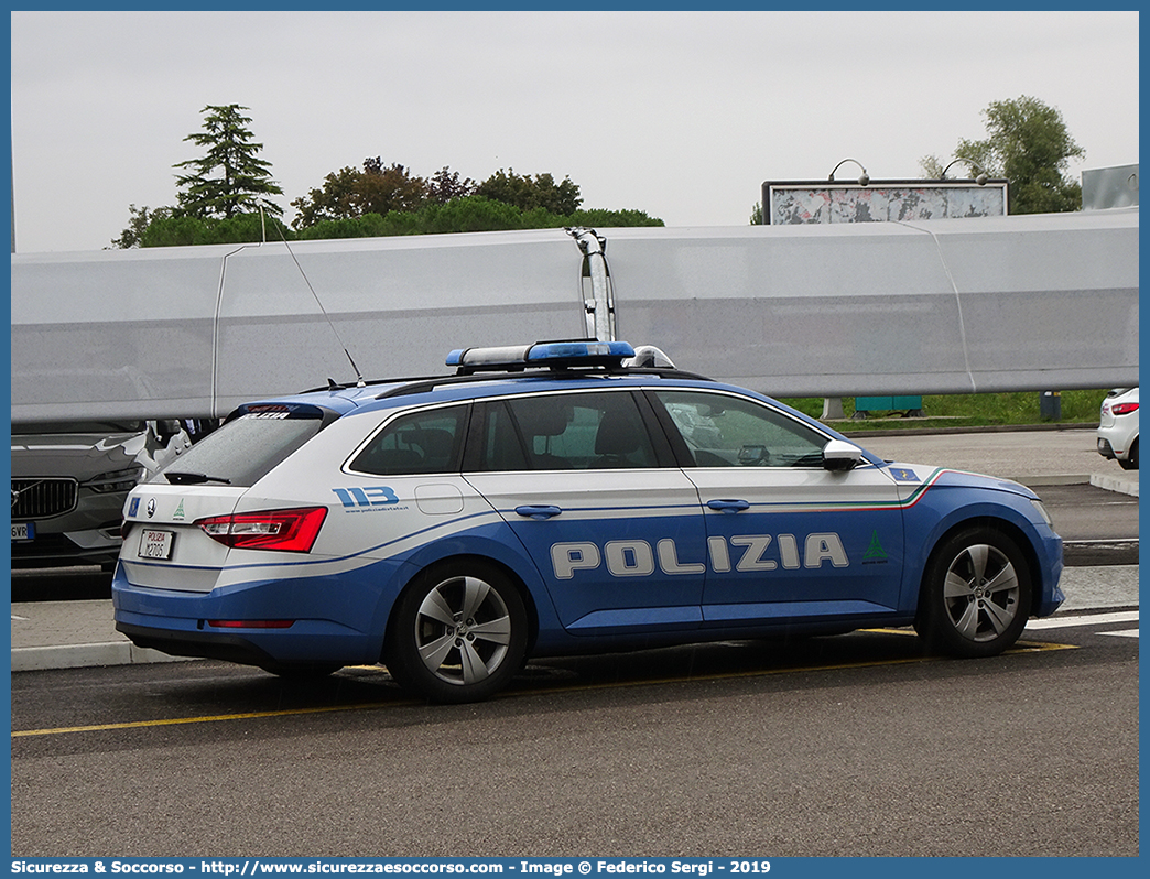 Polizia M2705
Polizia di Stato
Polizia Stradale
Autovie Venete S.p.A.
Skoda Superb Wagon III serie
Allestitore Focaccia Group S.r.l.
Parole chiave: PS;P.S.;Polizia;di;Stato;Stradale;Autovie;Venete;Skoda;Superb;Wagon;Focaccia