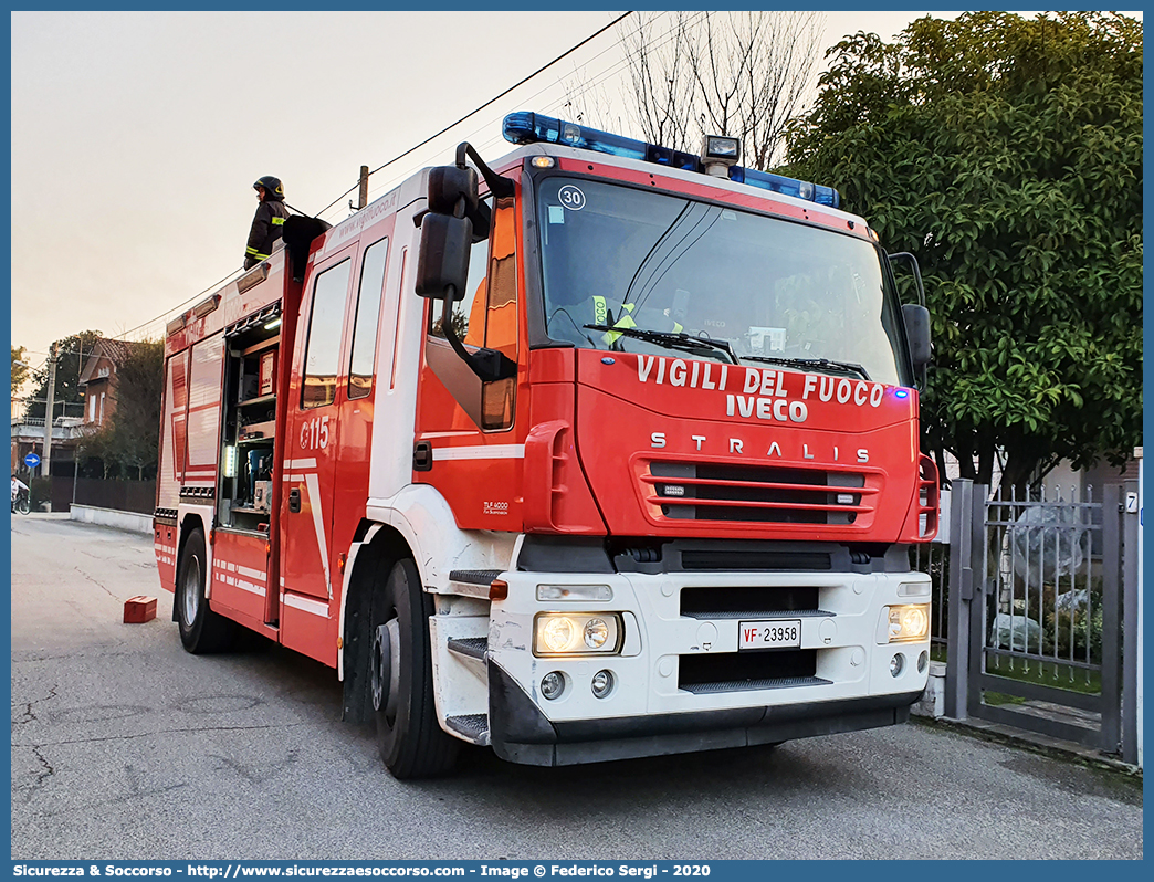 VF 23958
Corpo Nazionale Vigili del Fuoco
Iveco Magirus Stralis 
190S40 I serie "Active Fire"
(variante)
Parole chiave: VVF;V.V.F.;Corpo;Nazionale;Vigili;del;Fuoco;AutoPompaSerbatoio;APS;A.P.S.;Iveco;Magirus;Stralis;190S40;Active;Fire