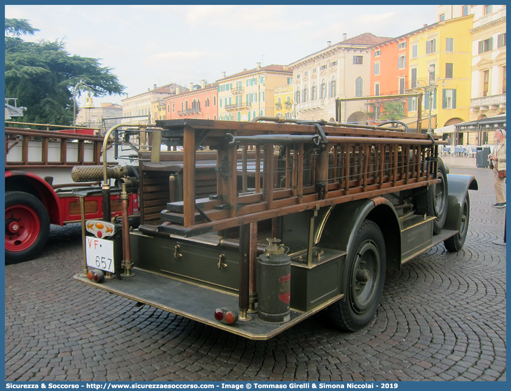 VF 657
Corpo Nazionale Vigili del Fuoco
Fiat 507
Parole chiave: VVF;V.V.F.;Corpo;Nazionale;Vigili;del;Fuoco;A.P.S.;APS;AutoPompaSerbatoio;Fiat;507