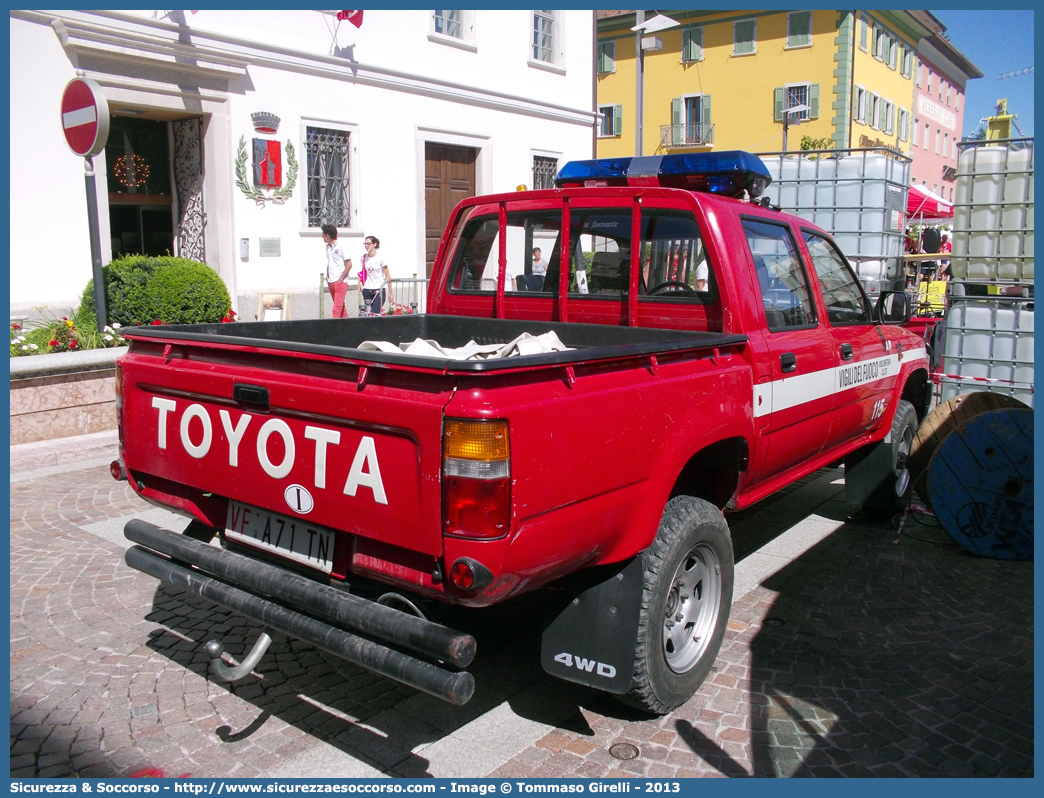 VF A71 TN
Corpo Vigili del Fuoco Volontari Cles
Toyota Hilux V serie
Parole chiave: VF;V.F.;Corpo;Vigili;del;Fuoco;Volontari;Cles;Toyota;Hilux